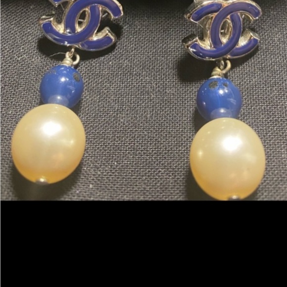 SALE ✅ Authentic Chanel Iconic pair with CC logo blue enamel and Pearl Earrings - Picture 4 of 10